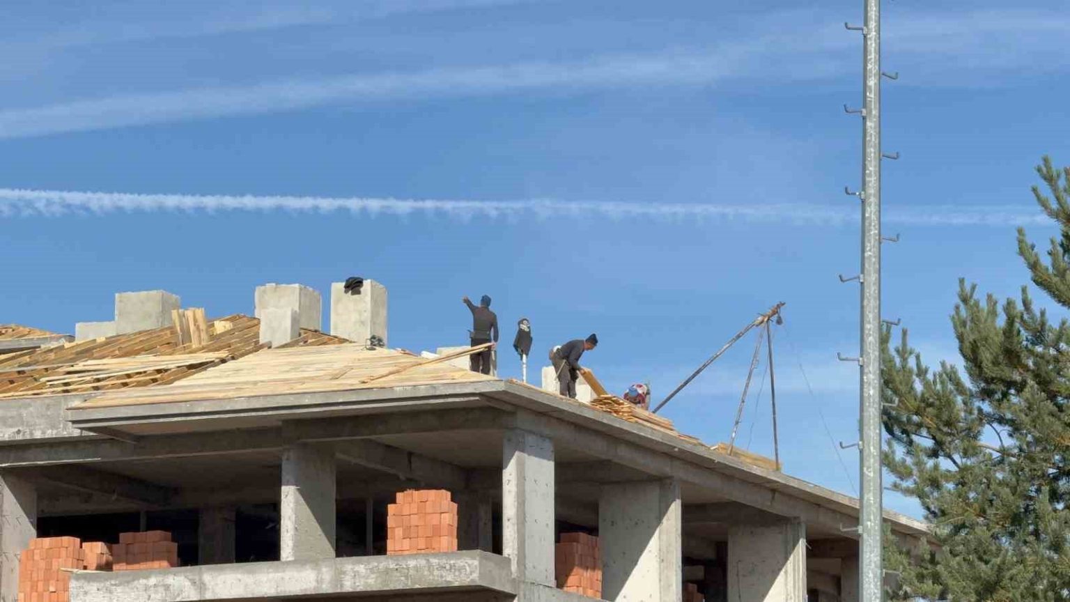 catida-tedbirsiz-calisan-isciler-yurekleri-agza-getirdi-o-anlar-kameraya-yansidi