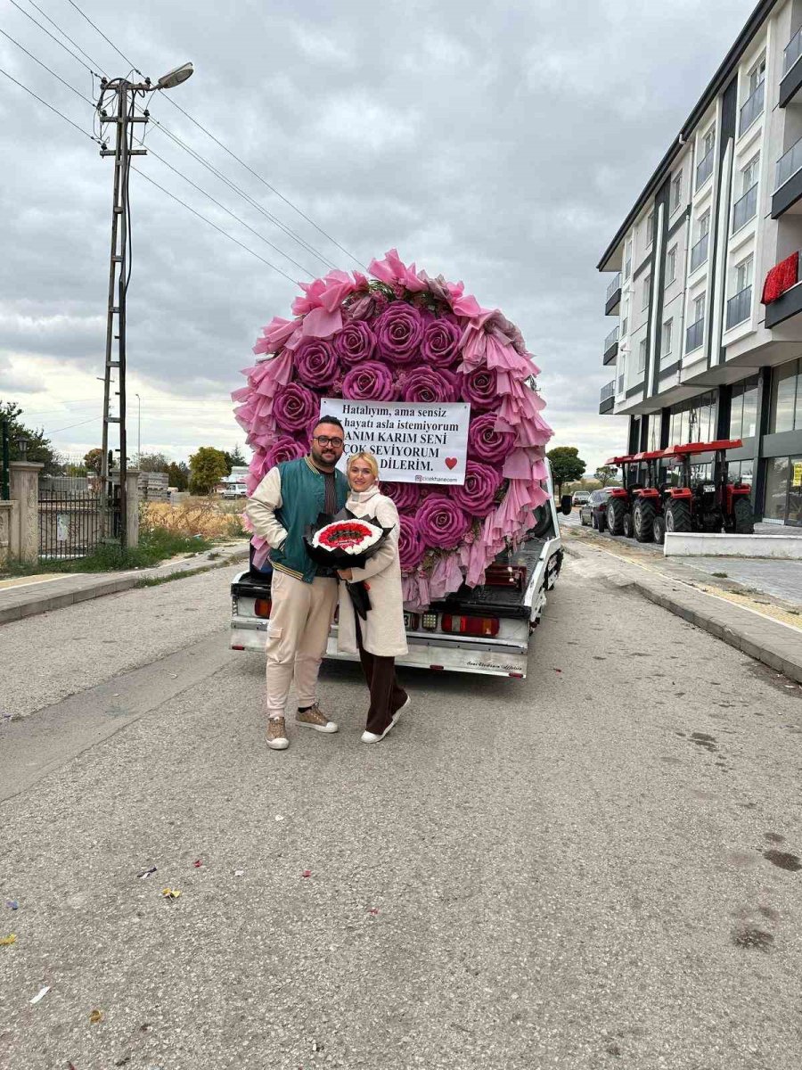 cekiciyle-dev-bir-cicek-buketi-gondererek-esinden-ozur-diledi