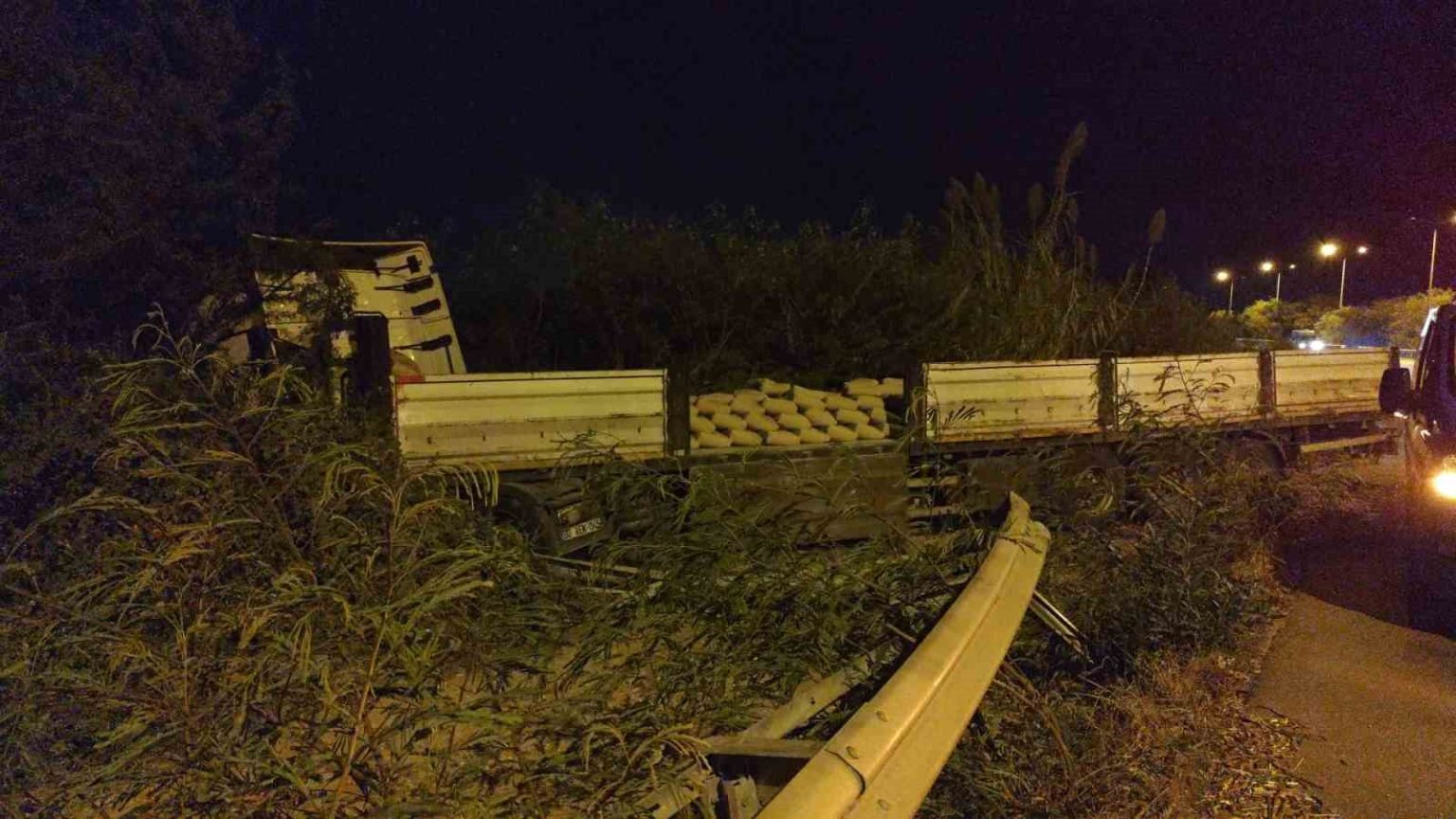 cimento-yuklu-tir-devrildi-sans-eseri-yaralanan-olmadi