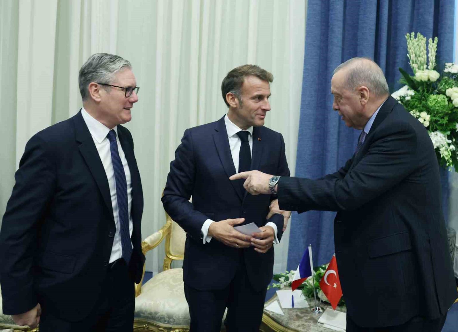 cumhurbaskani-erdogan-fransa-cumhurbaskani-macron-ile-gorustu