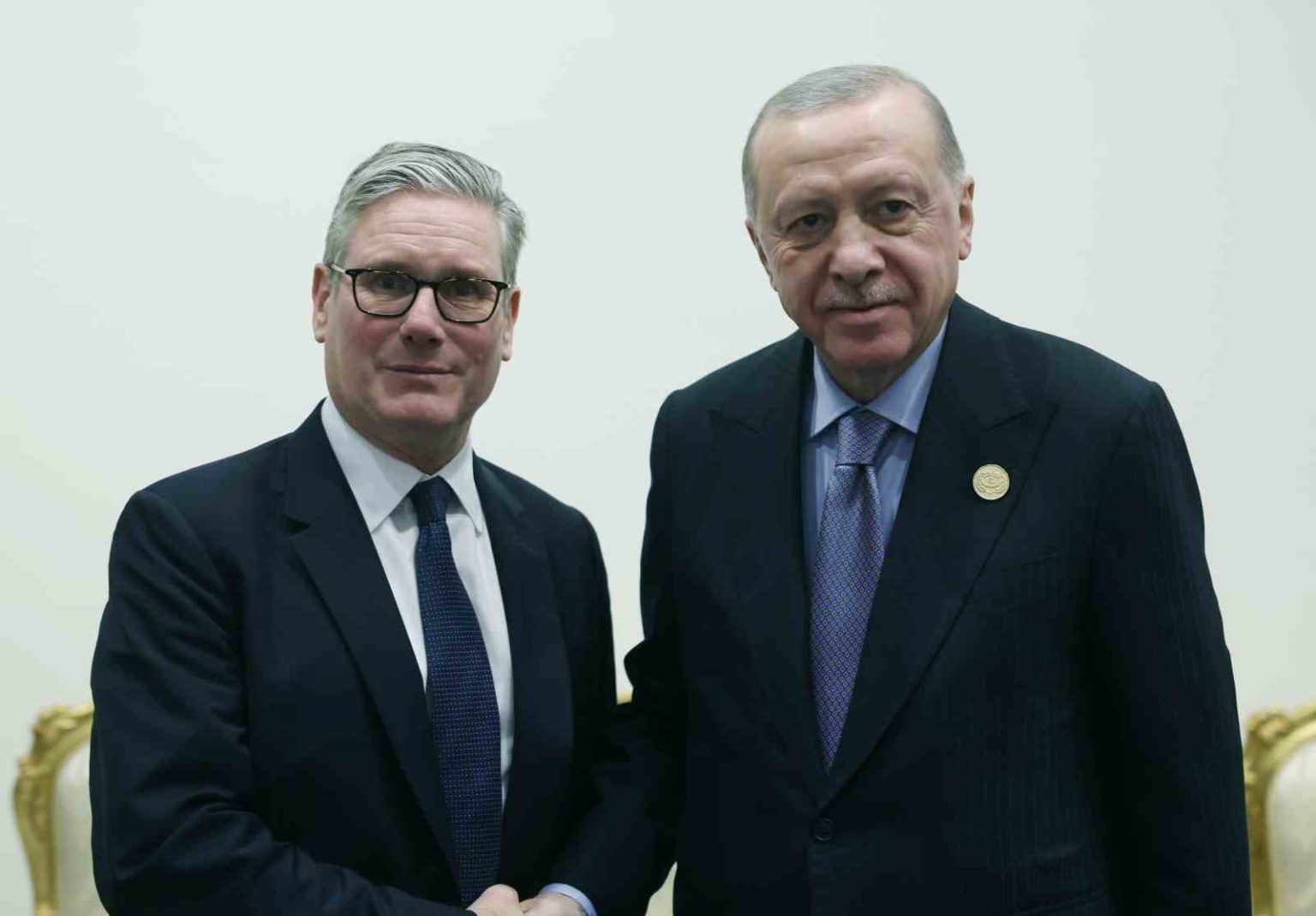 cumhurbaskani-erdogan-misirda-ingiltere-basbakani-starmer-ile-gorustu