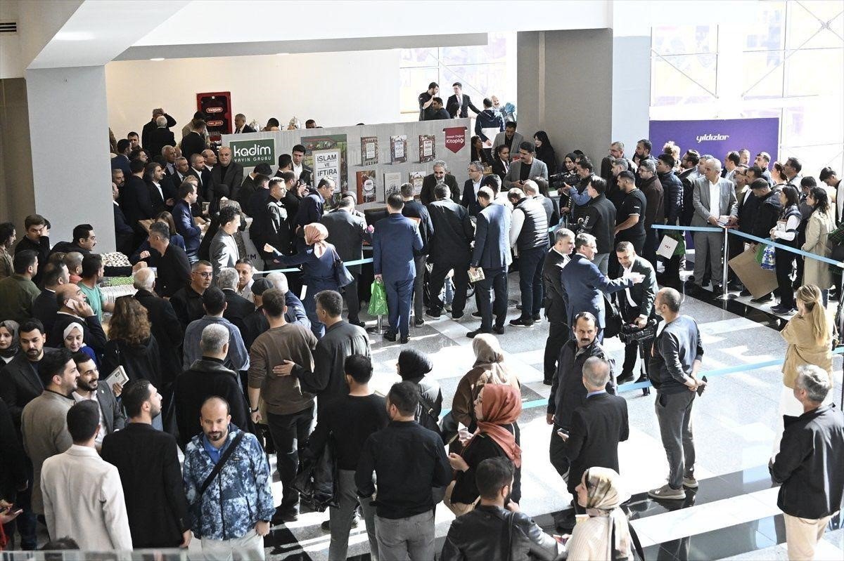 cumhurbaskanligi-ozel-kalem-muduru-dogandan-teror-gazisi-gunduze-imzali-kitap