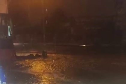 diyarbakirda-saganak-nedeni-ile-bazi-is-yerlerini-su-basti