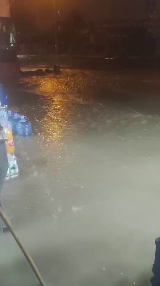 diyarbakirda-saganak-nedeni-ile-bazi-is-yerlerini-su-basti