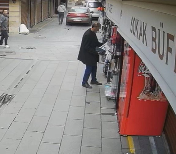 dukkanin-onundeki-fanli-isiticiyi-bakiyormus-gibi-yapip-alip-gitti