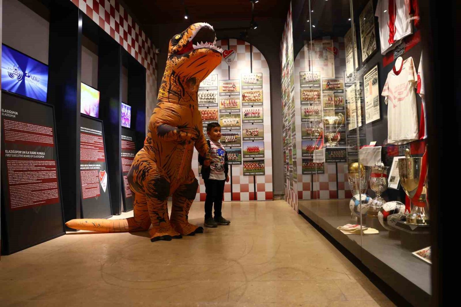 elazig-kent-muzesinde-dinozor-surprizi-ziyaretciler-gozlerine-inanamadi