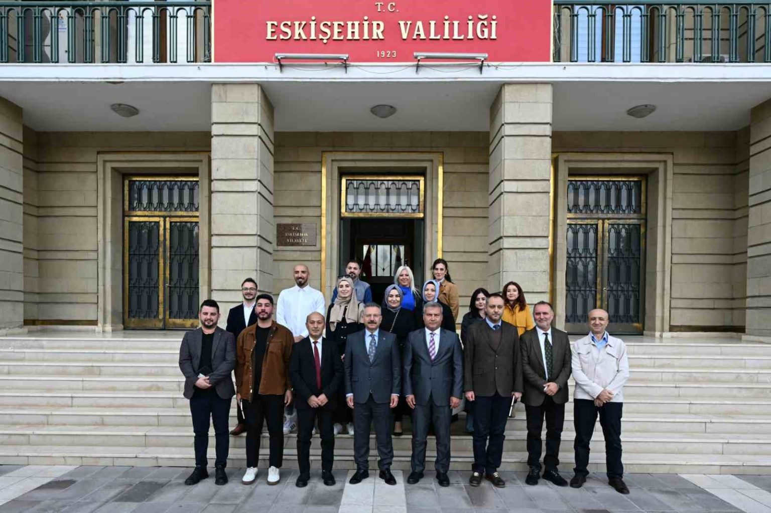 hak-kazanan-gazetecilerin-basin-kartlarini-vali-aksoy-teslim-etti