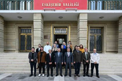 hak-kazanan-gazetecilerin-basin-kartlarini-vali-aksoy-teslim-etti