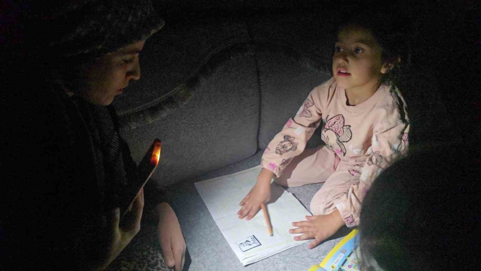 hakkaride-karanlikta-ders-akbay-ailesi-elektrik-istiyor