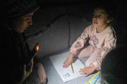 hakkaride-karanlikta-ders-akbay-ailesi-elektrik-istiyor