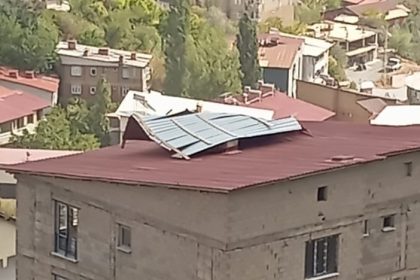 hakkaride-siddetli-ruzgar-catilara-zarar-verdi