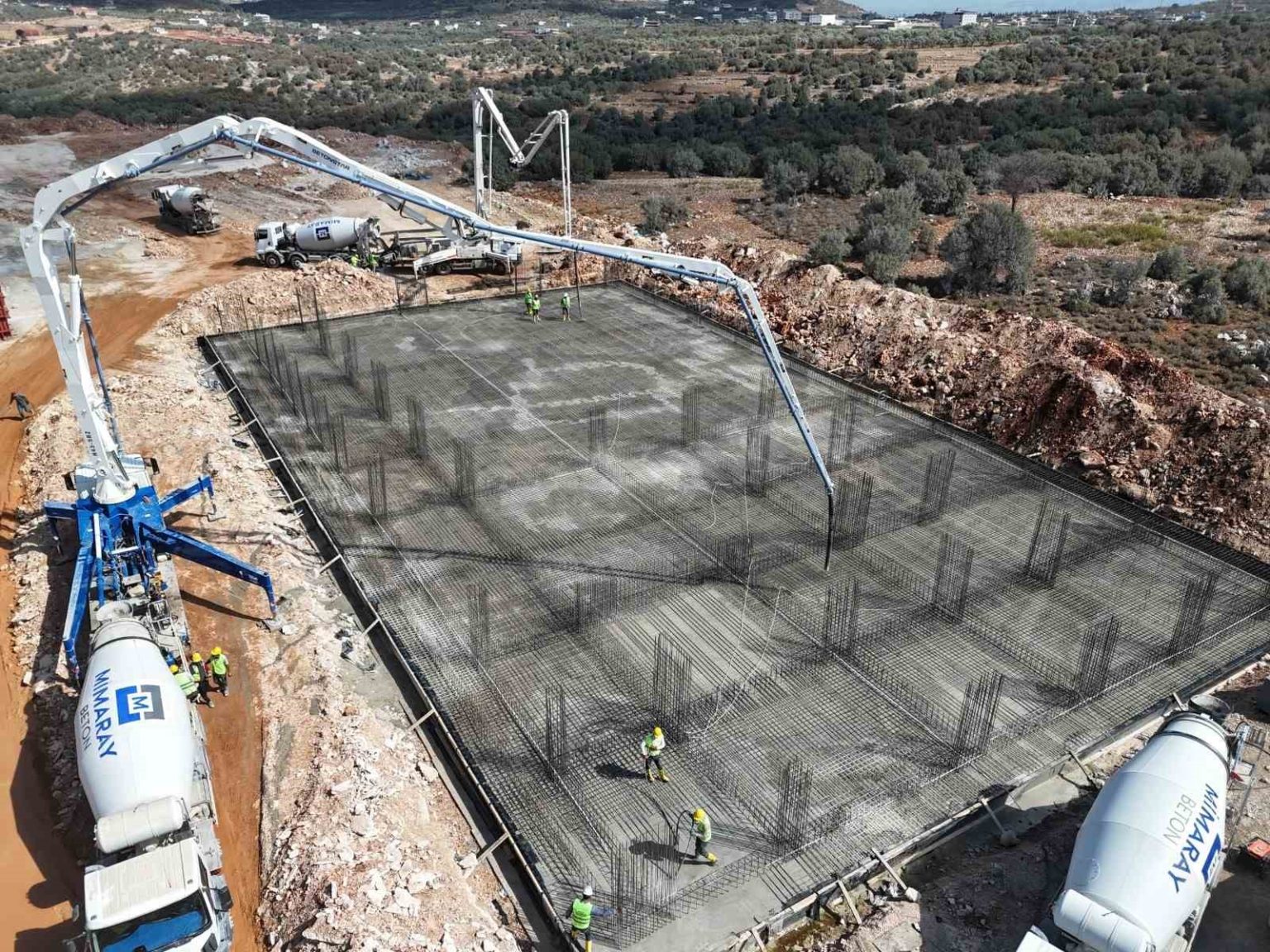 hatay-buyuksehir-belediyesi-yukariokcular-mahallesinde-cok-amacli-salon-insaatina-basladi