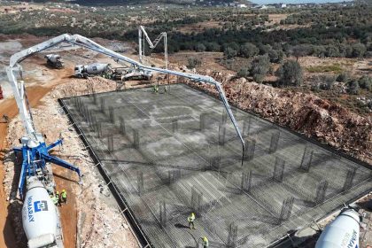 hatay-buyuksehir-belediyesi-yukariokcular-mahallesinde-cok-amacli-salon-insaatina-basladi