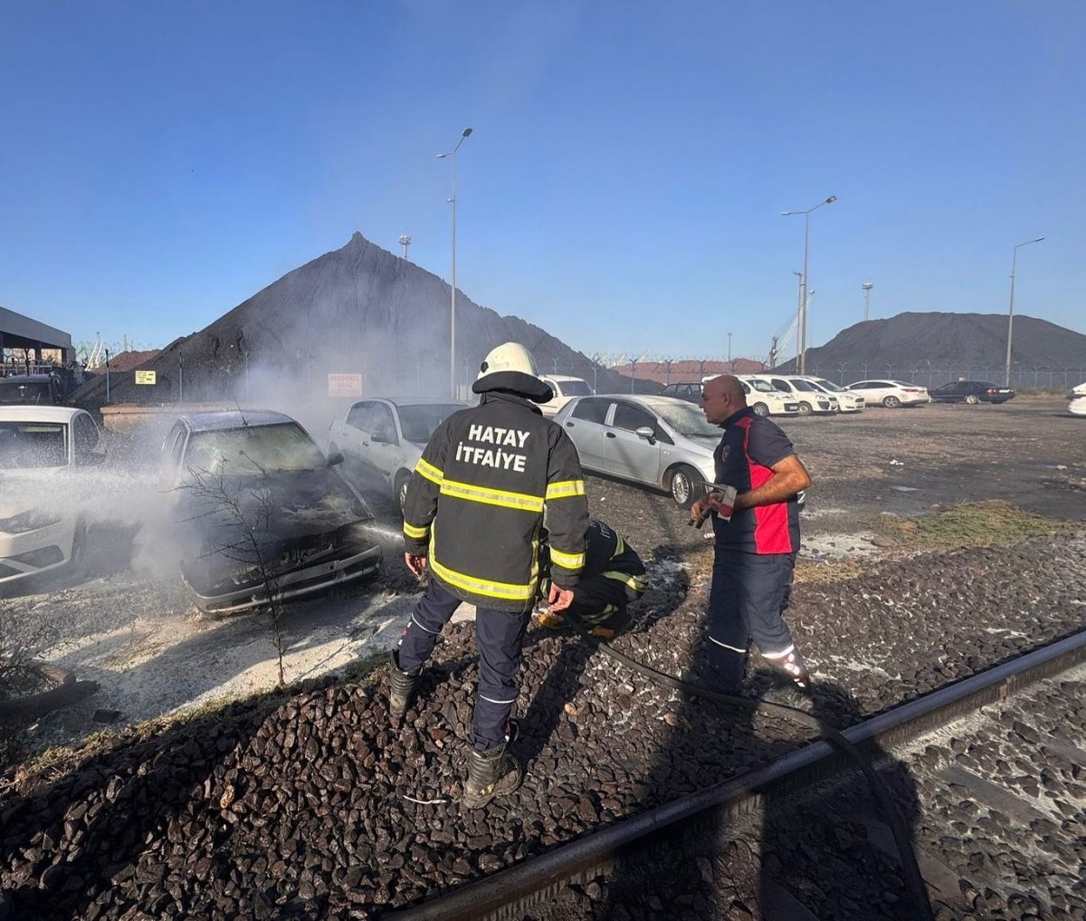 iskenderunda-park-halindeki-otomobil-yandi