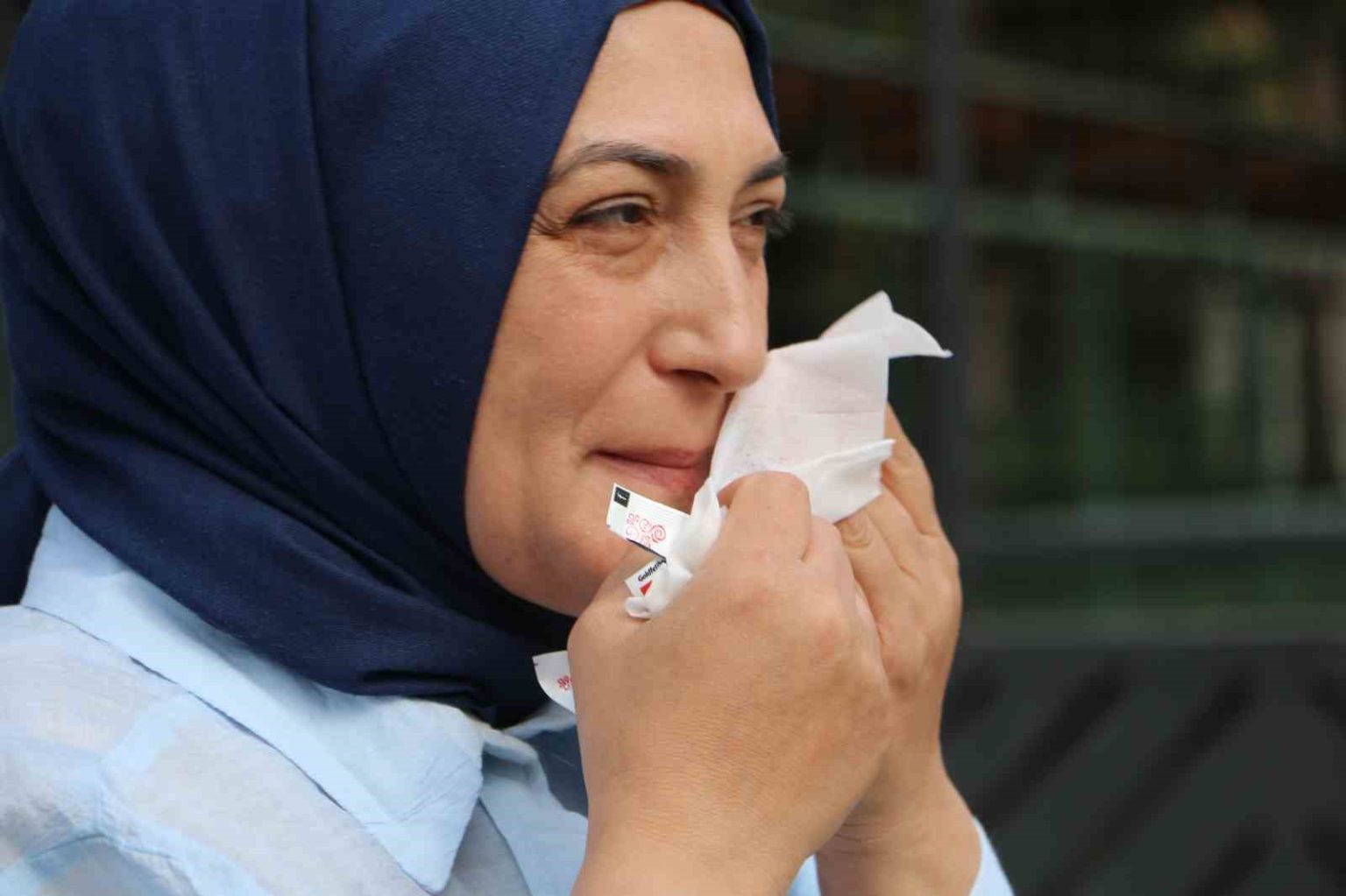 islak-mendil-ve-dezenfektan-kullandi-ehliyetinden-oldu