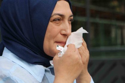 islak-mendil-ve-dezenfektan-kullandi-ehliyetinden-oldu