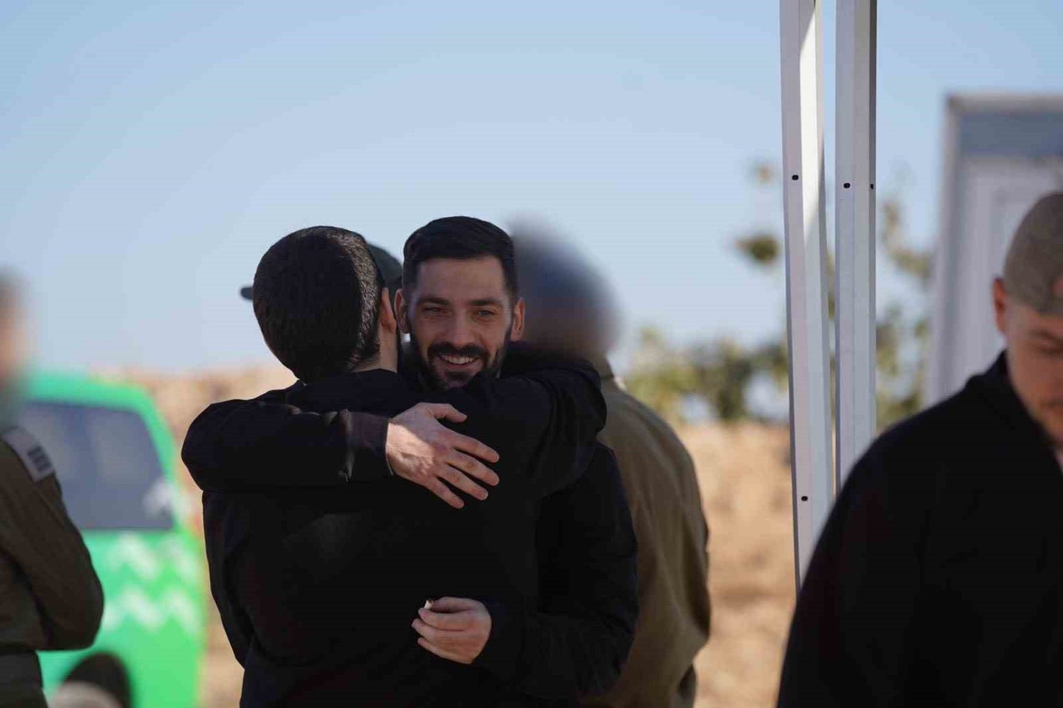 israil-ile-hamas-arasinda-esir-takasi-basladi-hamas-ilk-7-esiri-serbest-birakti