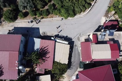 kamyonet-2-evin-arasindaki-depoya-girdi-yaralilar-ekiplerin-calismasiyla-kurtarildi