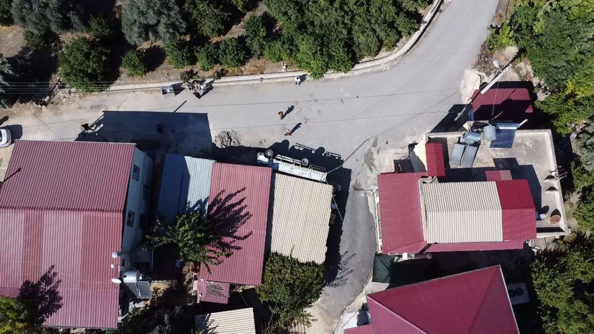 kamyonet-2-evin-arasindaki-depoya-girdi-yaralilar-ekiplerin-calismasiyla-kurtarildi