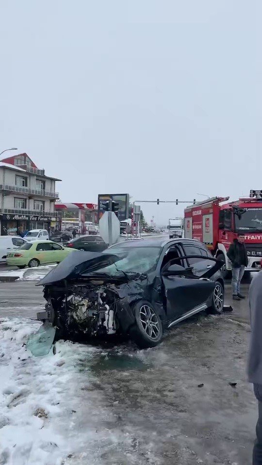 kar-yagisi-trafik-kazalarina-neden-oldu