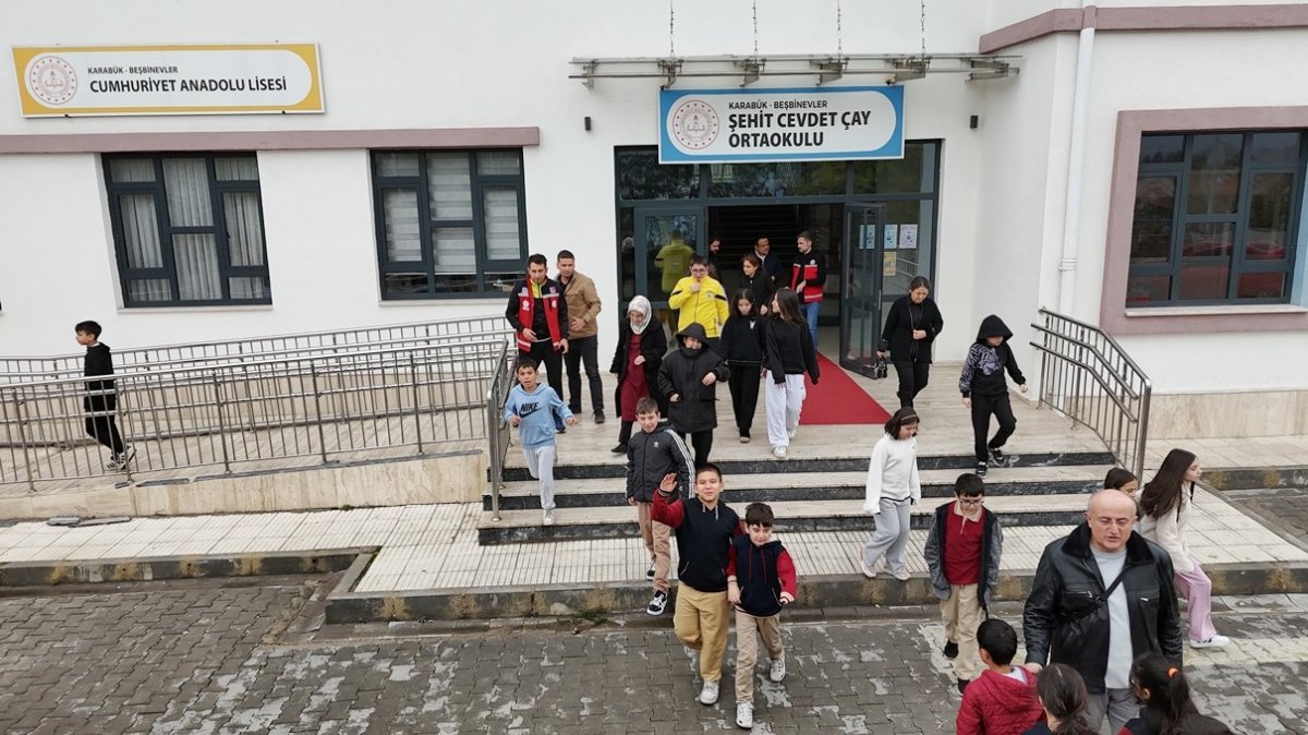 karabukteki-okullarda-es-zamanli-deprem-tatbikati