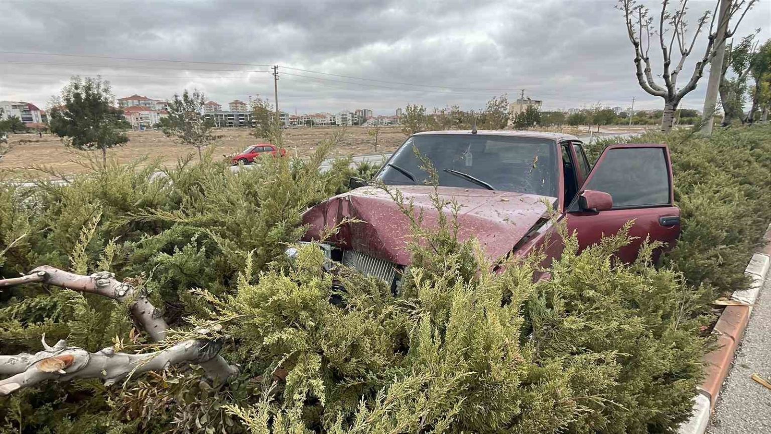 karamanda-otomobil-refuje-cikti-2-yarali