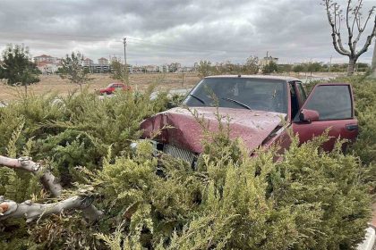 karamanda-otomobil-refuje-cikti-2-yarali