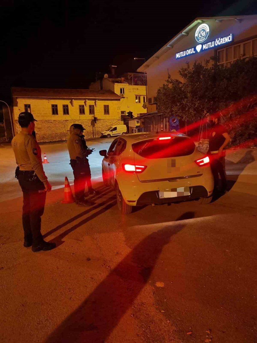 kozanda-modifiye-araclara-ceza-yagdi-16-arac-ve-11-motosiklet-trafikten-men-edildi