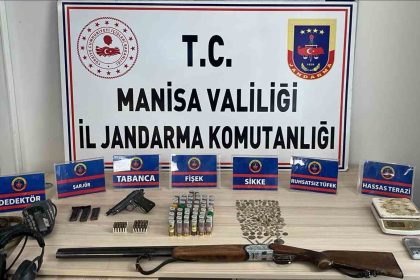 manisada-tarihi-eser-operasyonu-289-obje-silahlar-ve-dedektor-ele-gecirildi
