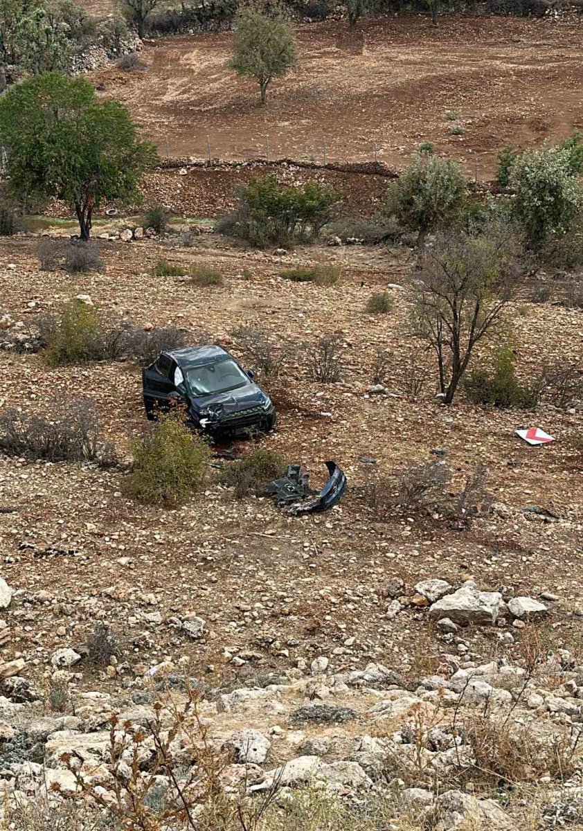 mardinde-kontrolden-cikan-otomobil-sarampole-devrildi-2-yarali