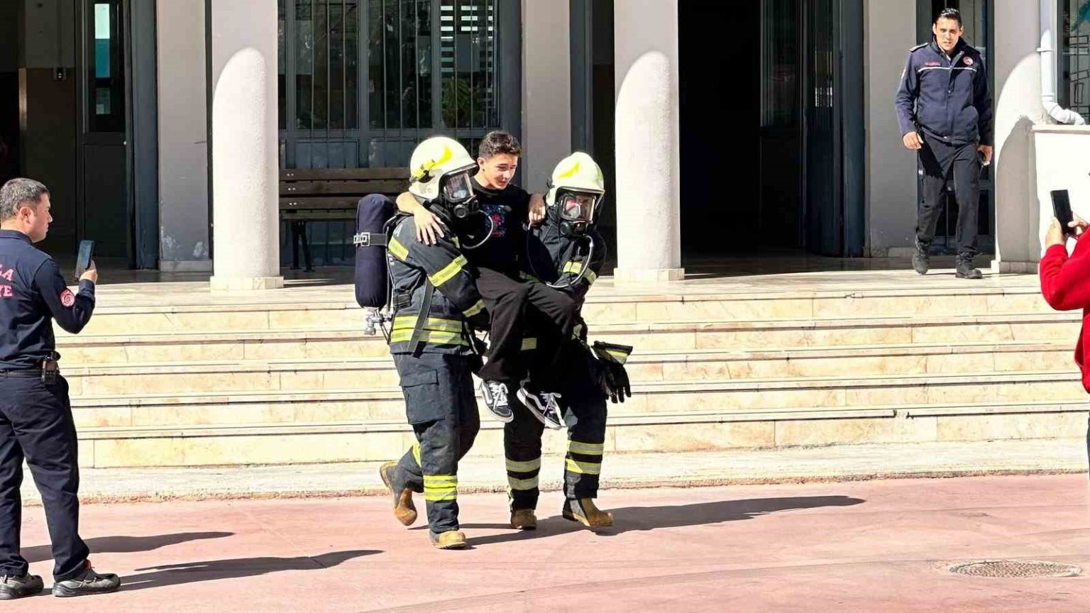 mentesedeki-lisede-deprem-tatbikati-gerceklestirildi