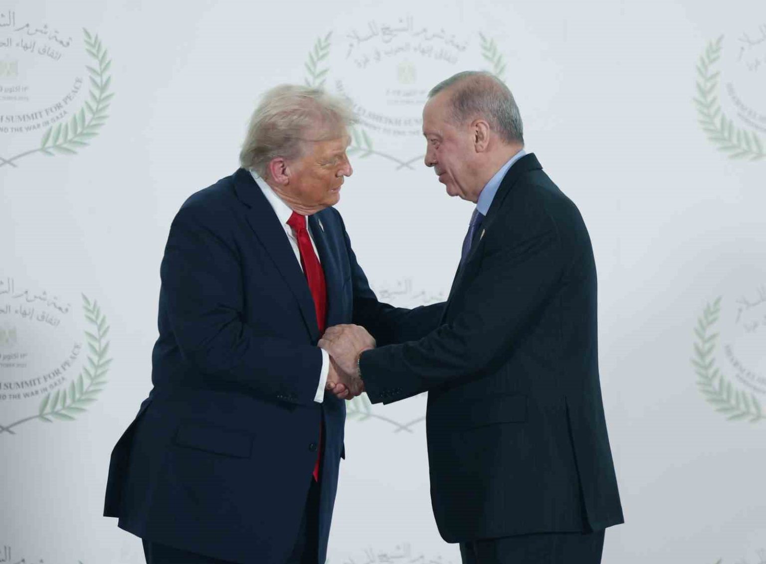 misirdaki-baris-zirvesine-katilan-liderlerden-aile-fotografi