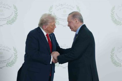misirdaki-baris-zirvesine-katilan-liderlerden-aile-fotografi