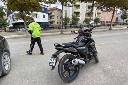 motosiklet-ile-otomobil-carpisti-1-yarali