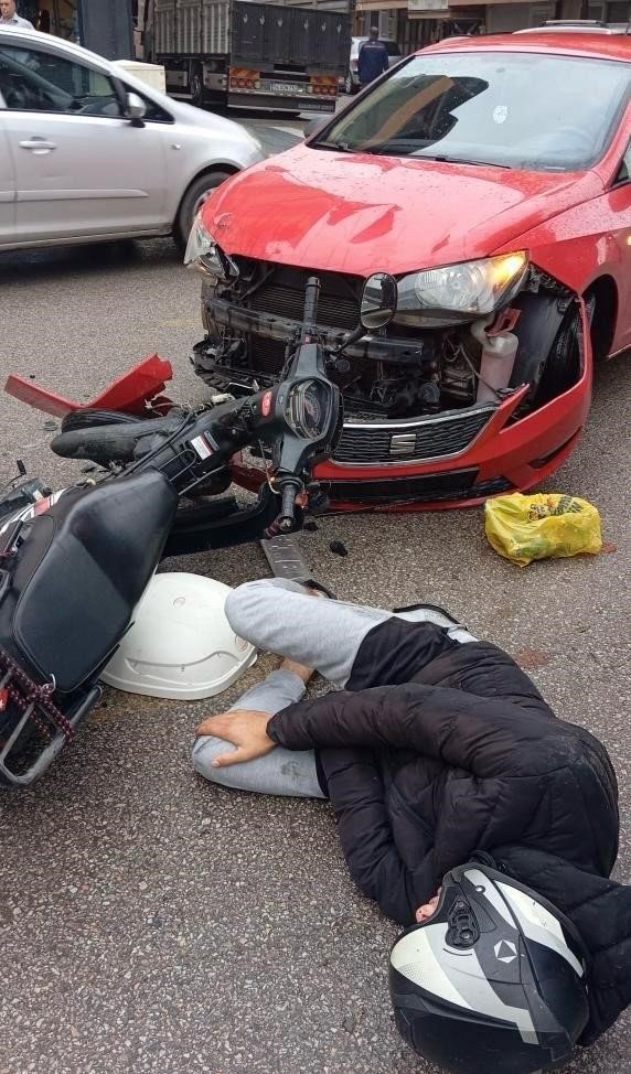 motosiklet-ve-otomobil-kafa-kafaya-carpisti-1-yarali
