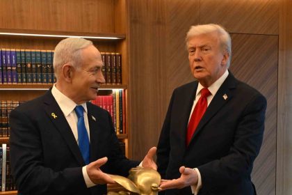 netanyahu-trumpa-altin-guvercin-hediye-etti
