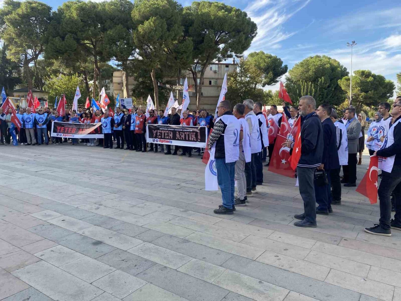 ogrenci-ve-akrabalarindan-ogretmene-cirkin-saldiri