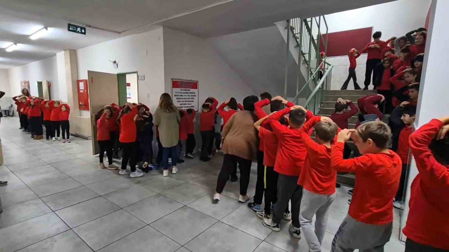 okulda-deprem-tatbikati-gercegi-aratmadi