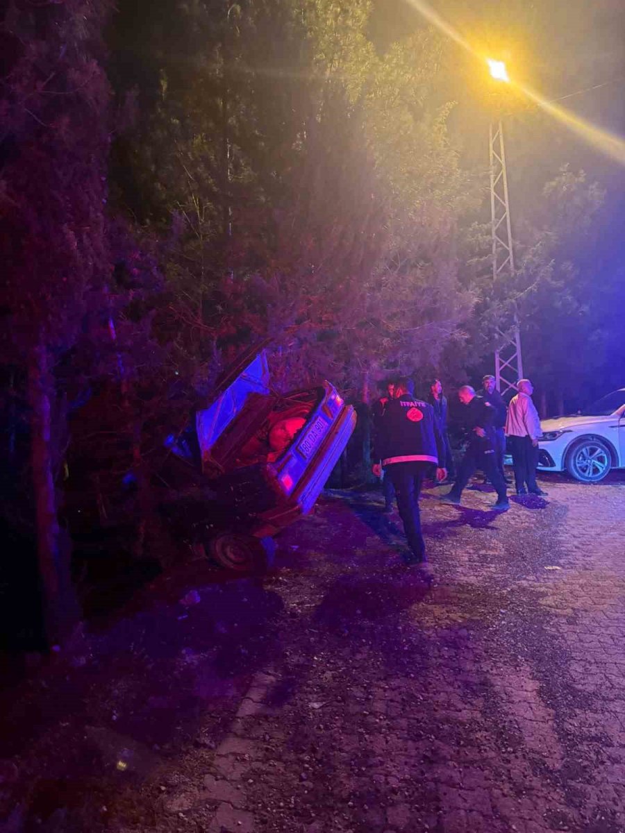 osmaniyede-otomobil-ucuruma-dusmekten-agac-sayesinde-kurtuldu-3-yarali