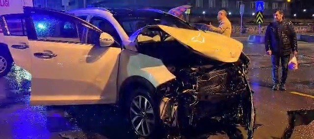 otomobil-ile-halk-otobusu-carpisti-1-yarali