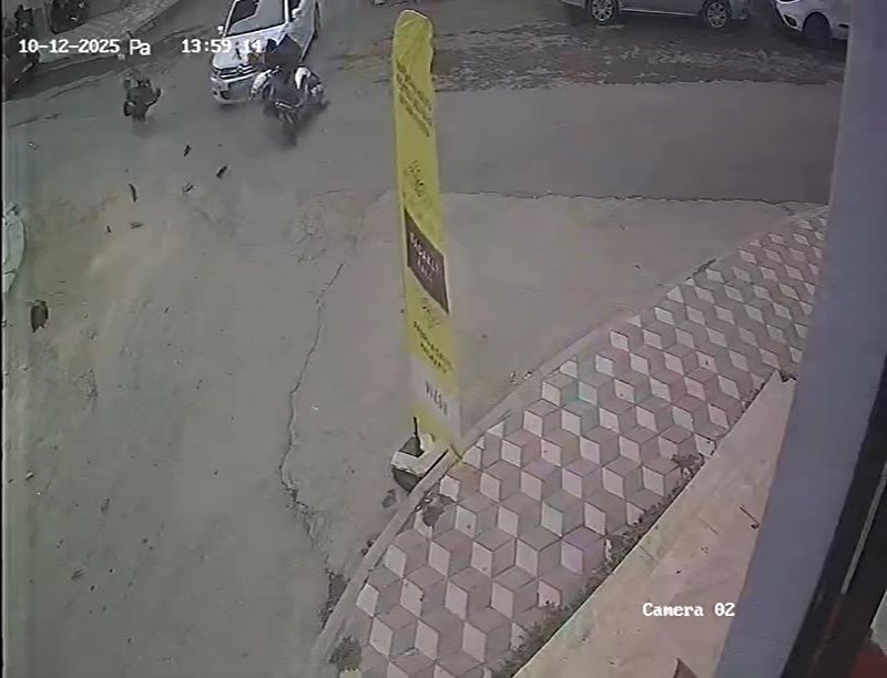 otomobile-carpan-motosiklet-surucusu-yere-savruldu