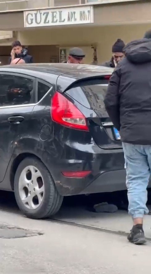 otomobilin-altinda-kalan-8-yasindaki-cocuk-yaralandi