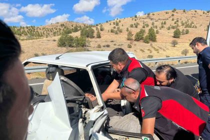 otomobiller-kafa-kafaya-carpisti-1i-agir-4-yarali