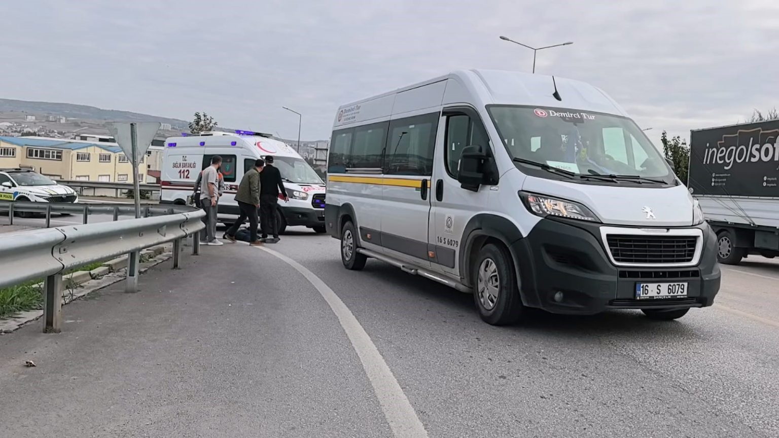 servis-minibusunun-carptigi-yasli-adam-agir-yaralandi
