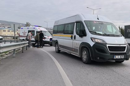 servis-minibusunun-carptigi-yasli-adam-agir-yaralandi