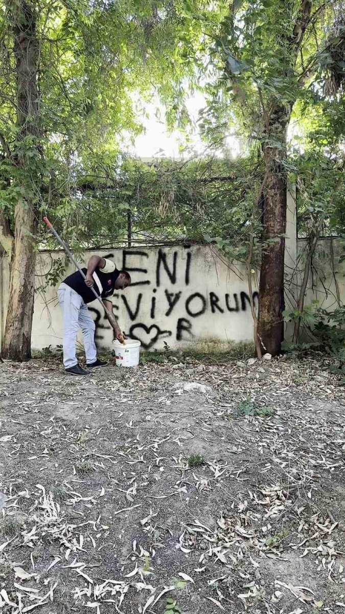 sevdasini-duvara-yazan-vatandasa-belediye-personelinin-seviyorsan-git-konus-mesaji-tebessum-ettirdi