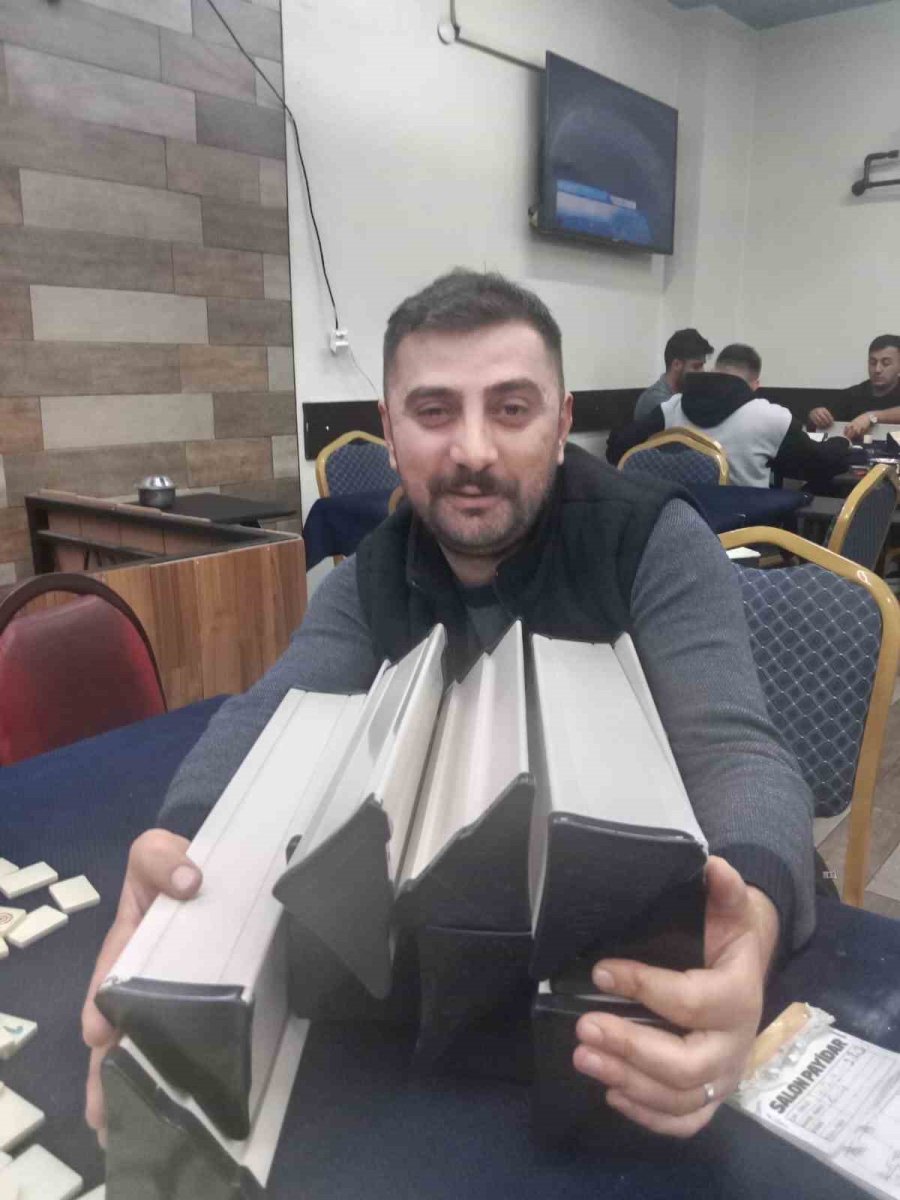sivasta-okeyde-5-yillik-rekabet-davul-zurnali-kutlamayla-son-buldu