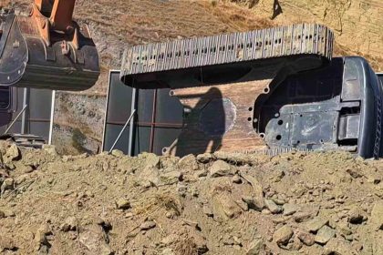 sokede-is-makinesi-devrildi-1-yarali