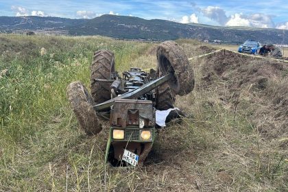su-kanalina-devrilen-traktorun-altinda-kalan-yasli-adam-hayatini-kaybetti