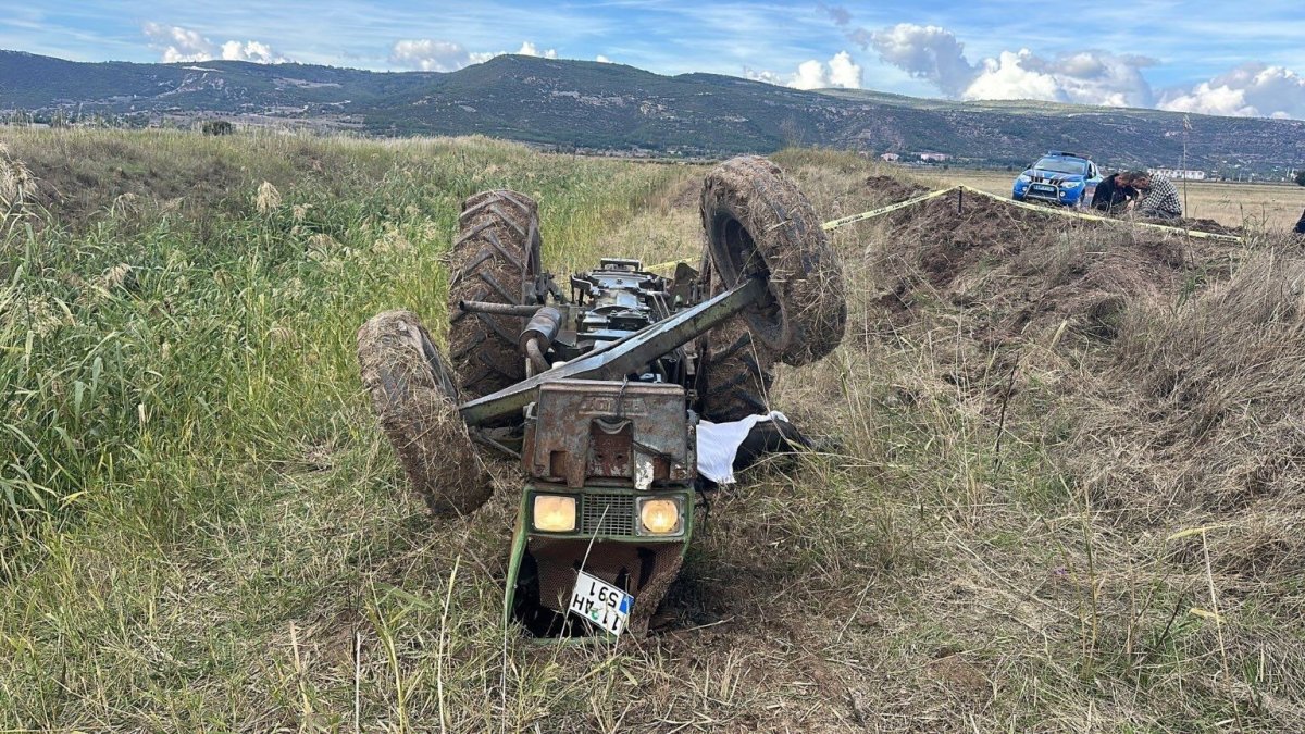 su-kanalina-devrilen-traktorun-altinda-kalan-yasli-adam-hayatini-kaybetti